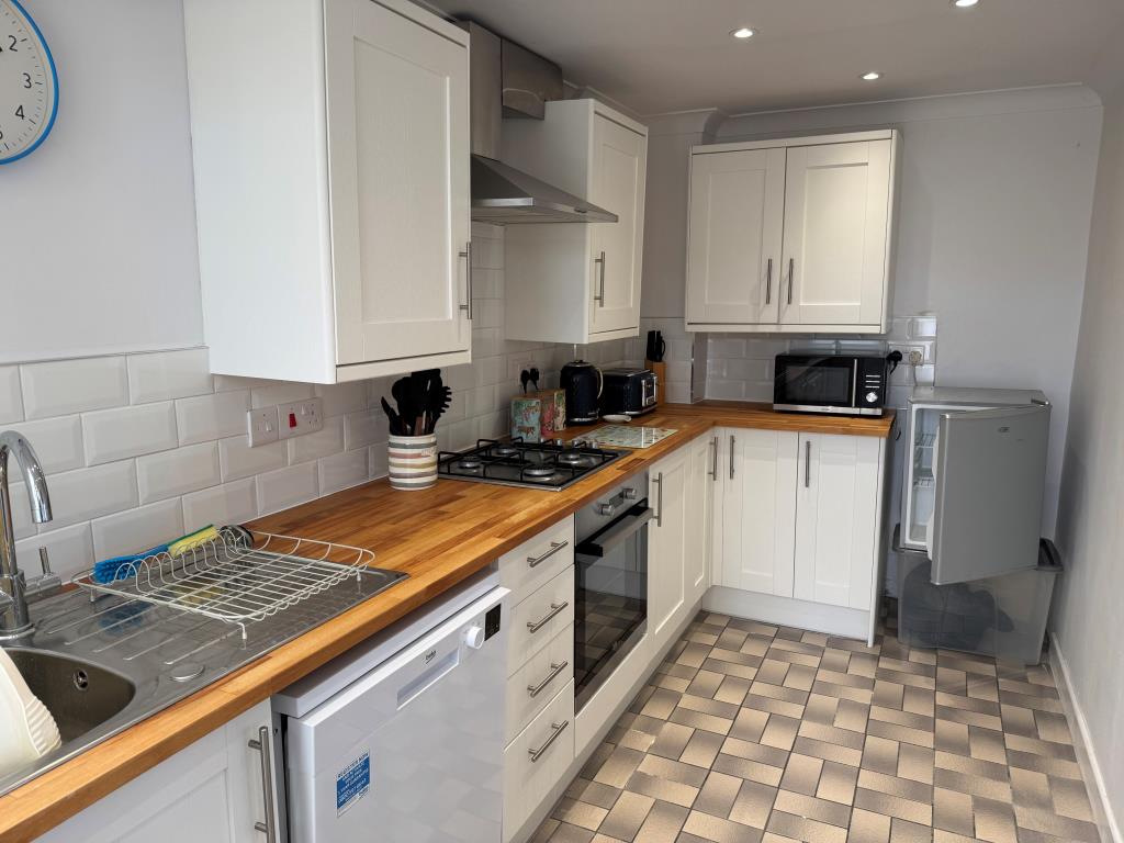 Lot: 142 - COTTAGE WITH SEA VIEWS FOR INVESTMENT OR OCCUPATION - A View of the Kitchen